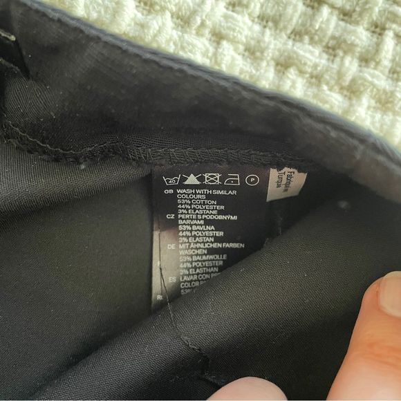 Notsold Black H&M mini‎ skirt with  front pockets - Picture 4 of 7